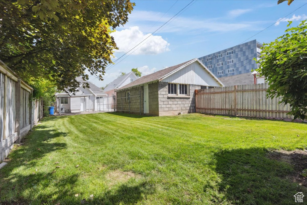 View of yard featuring an outdoor structure