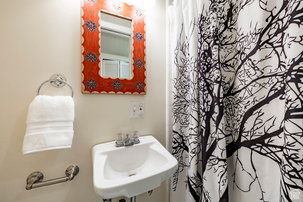 Bathroom with a shower with shower curtain