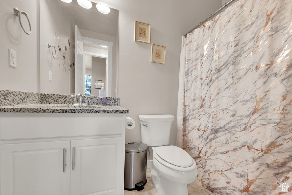 Full bath featuring vanity, toilet, and a shower with shower curtain