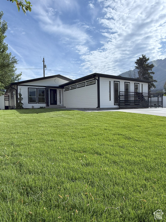 View of front of home featuring a front yard