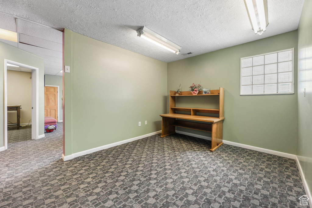 Miscellaneous room with baseboards