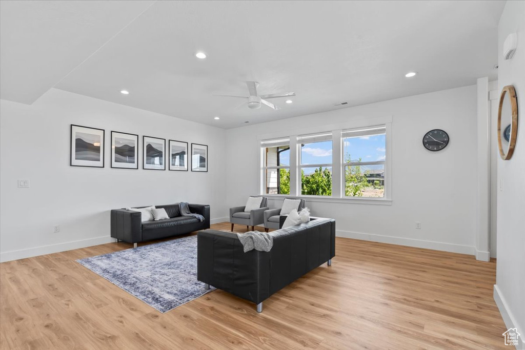 Living area with light wood-style flooring, a ceiling fan, recessed lighting, and baseboards