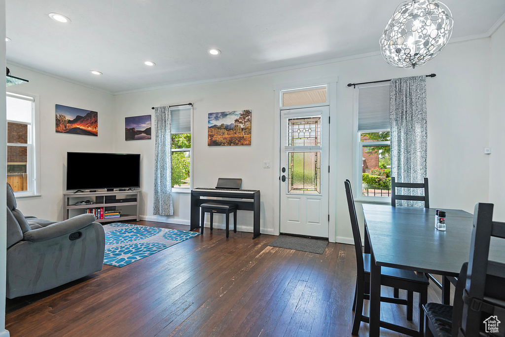 Living area featuring crown molding, plenty of natural light, hardwood / wood-style flooring, baseboards, and recessed lighting