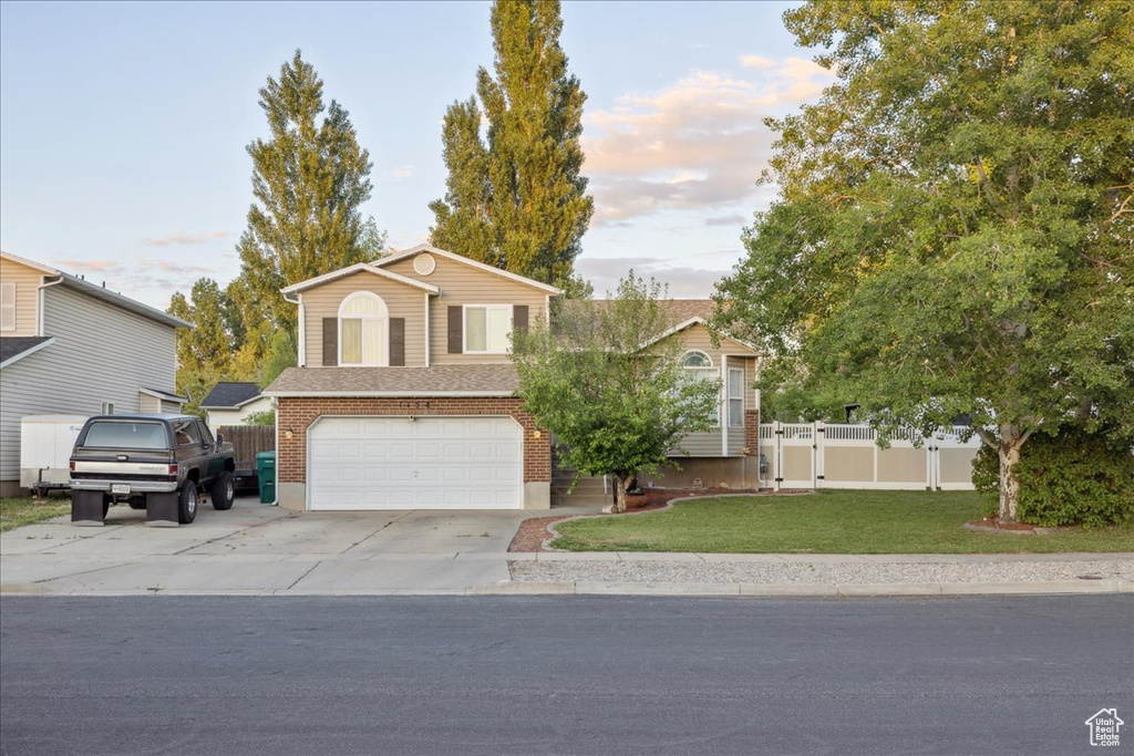 View of front facade with an attached garage and concrete driveway