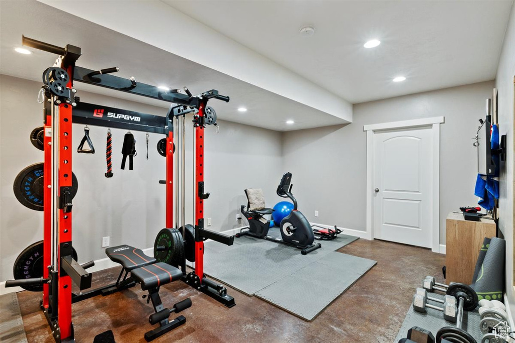 Workout area featuring recessed lighting and baseboards