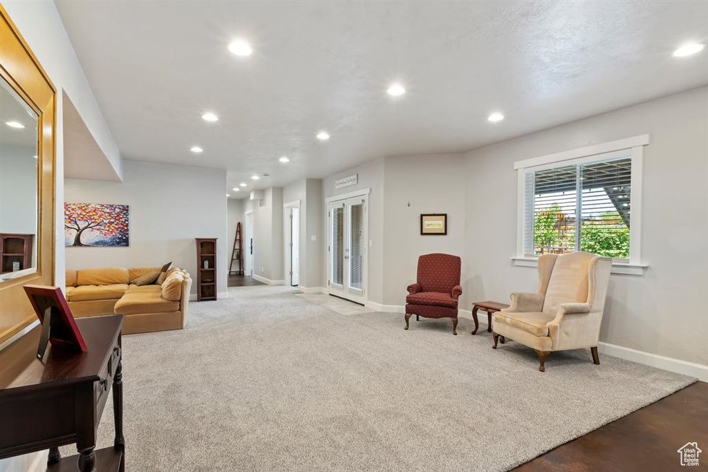Carpeted living room with recessed lighting and baseboards