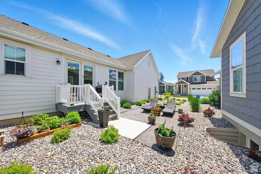 View of patio / terrace featuring a residential view