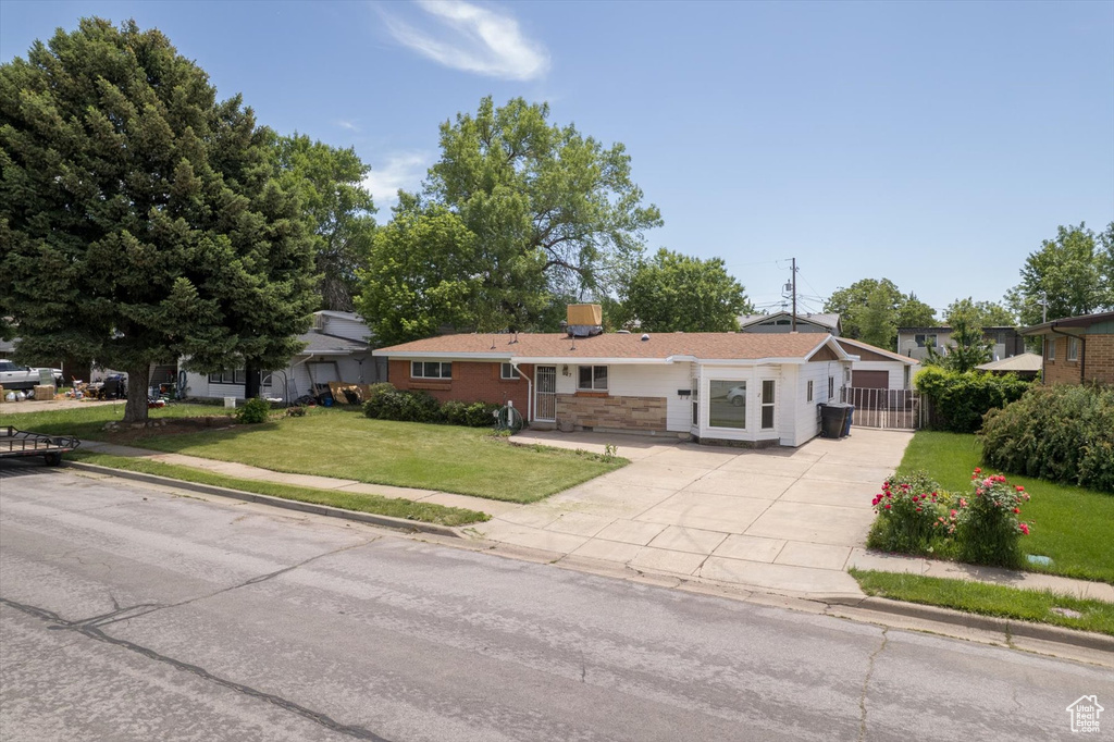 Ranch-style home with driveway