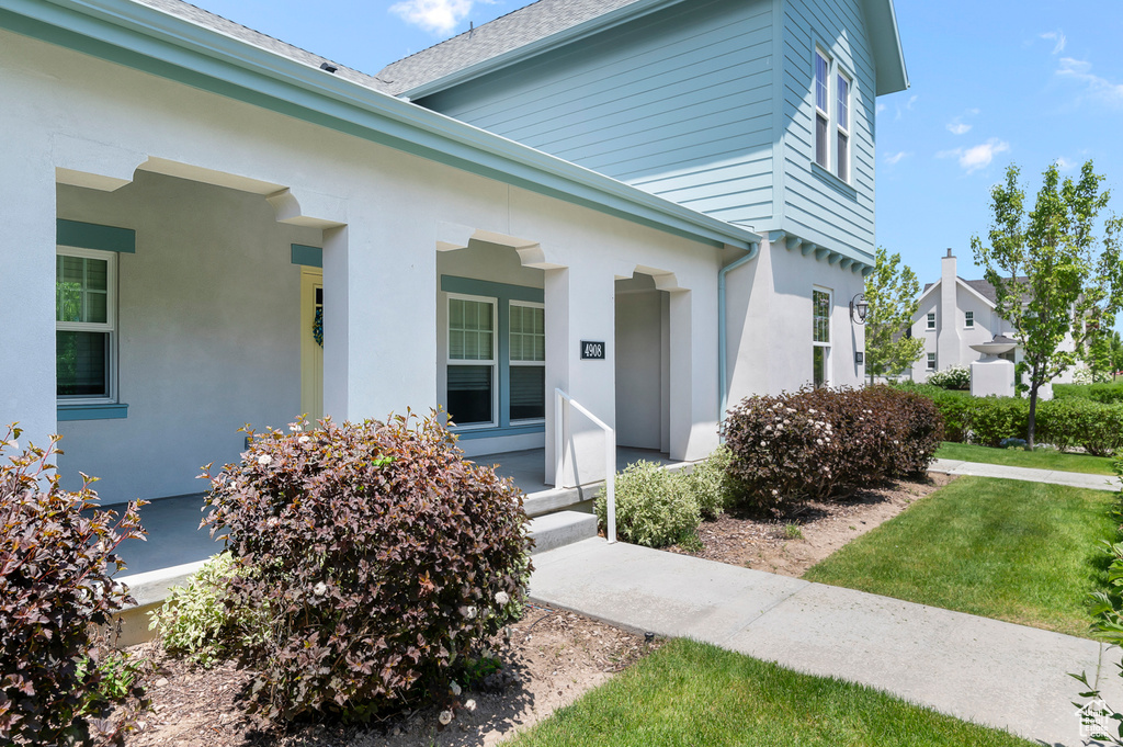 Entrance to property featuring a porch and stucco siding