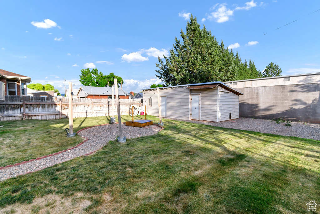 View of yard with an outbuilding