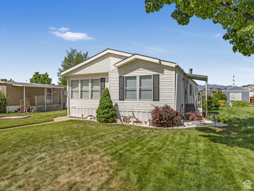 View of front facade with a front lawn