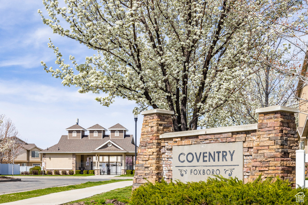 View of community / neighborhood sign