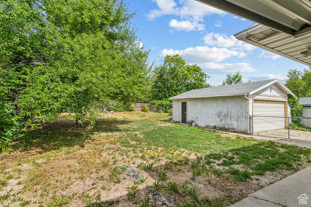 View of yard featuring an outdoor structure and a detached garage
