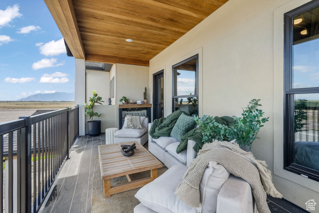 Balcony with a mountain view and an outdoor hangout area