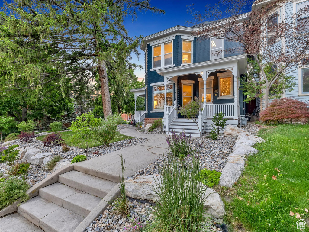 View of front of home featuring a porch