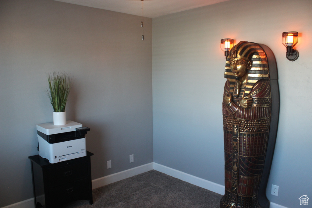 Detailed view of carpet and baseboards