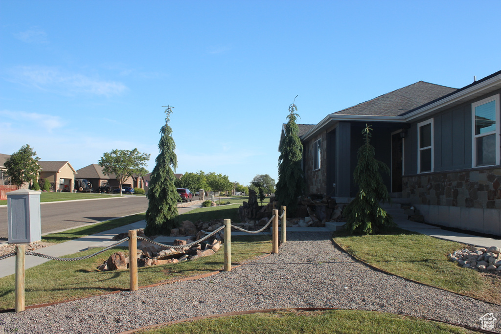 View of grassy yard