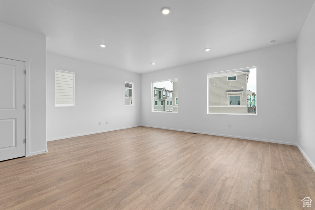 Unfurnished room featuring light wood-style flooring, baseboards, and recessed lighting