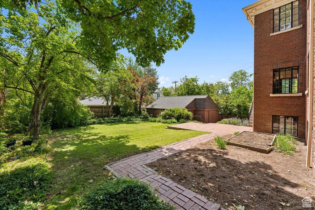 View of yard featuring an outbuilding