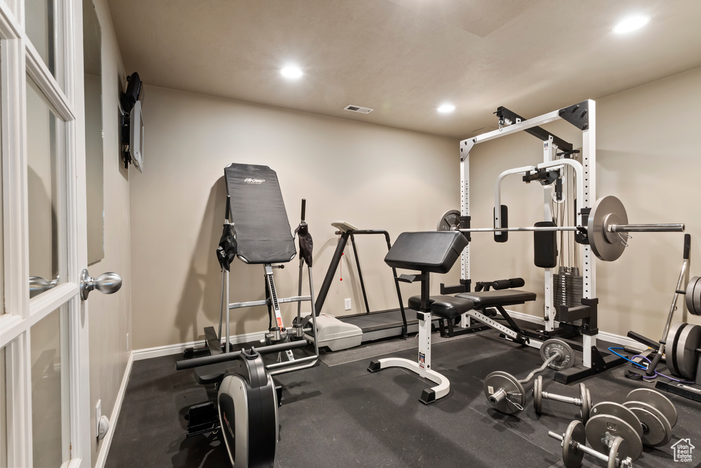 Workout room with baseboards and recessed lighting