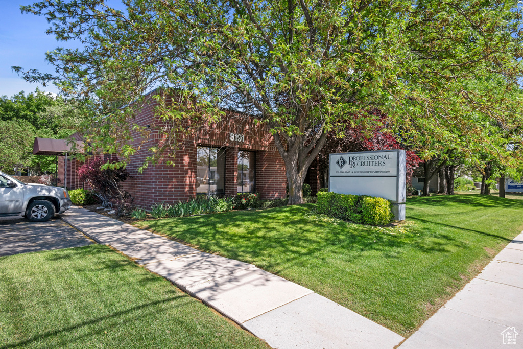 View of front of home featuring brick siding and a front lawn