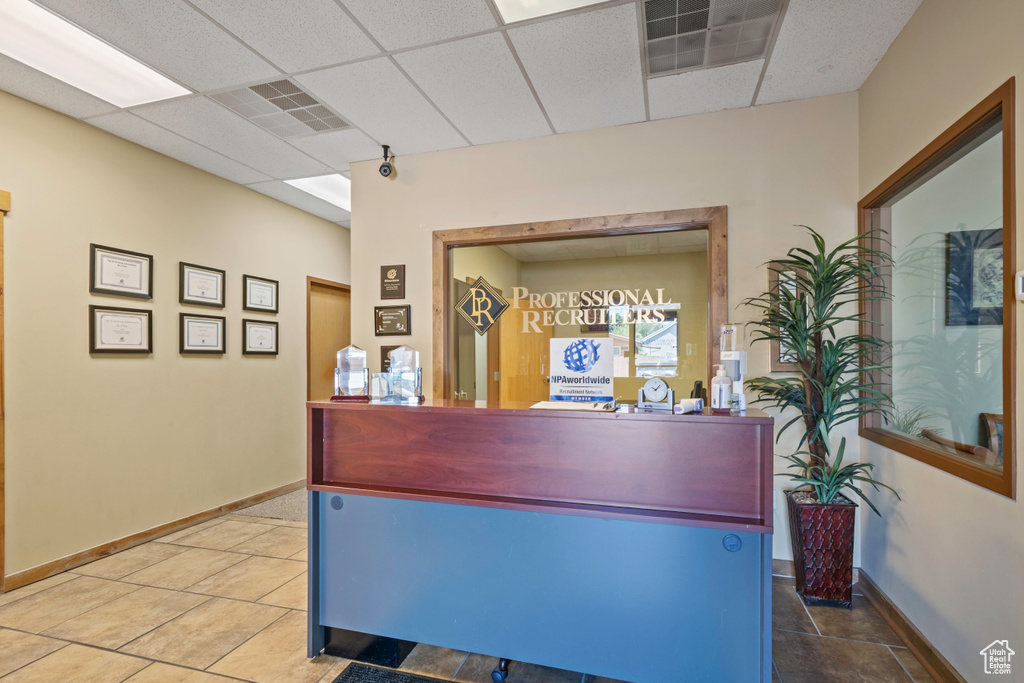 Welcome area with a drop ceiling