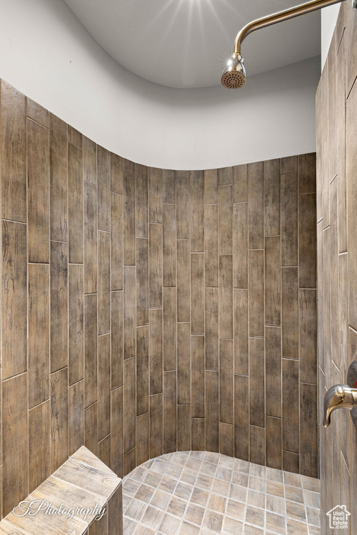 Bathroom featuring a tile shower