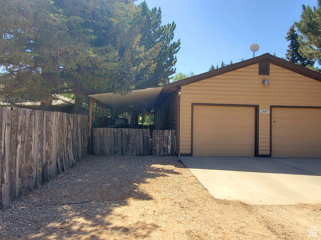 View of front facade featuring dirt driveway
