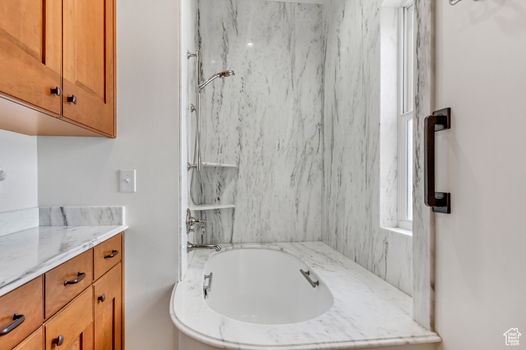 Full bath with vanity and washtub / shower combination