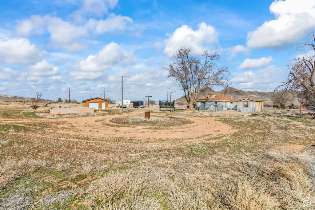 View of yard with an outbuilding