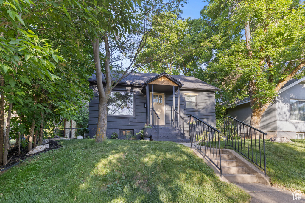 Bungalow with a front yard