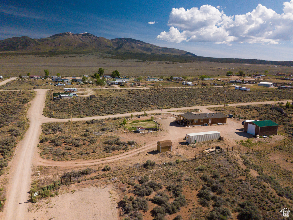 Overview of rural landscape featuring mountains and a desert landscape
