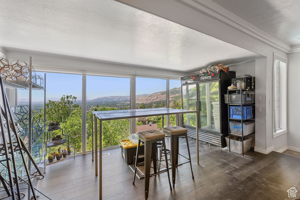 Sunroom / solarium featuring a mountain view