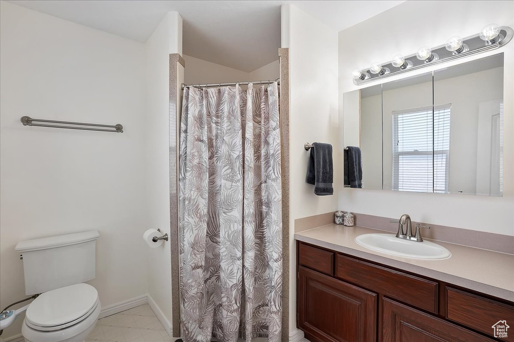 Full bath featuring vanity, toilet, baseboards, and a shower with curtain