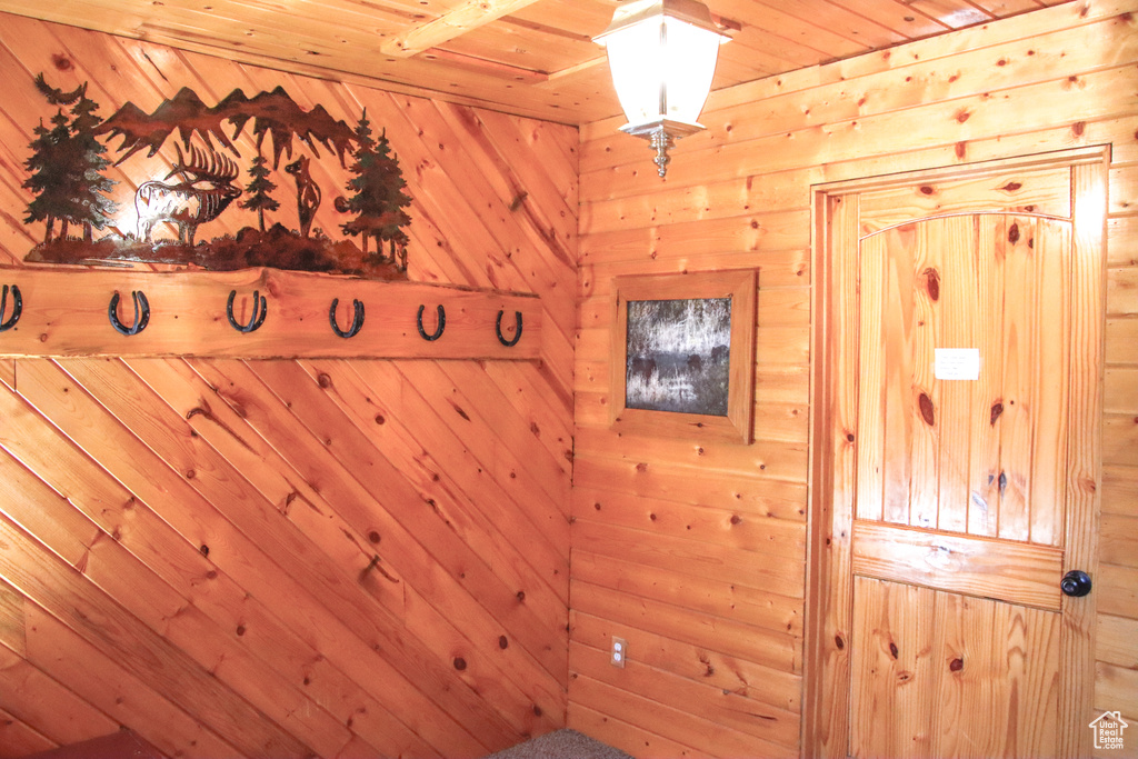 Detailed view of wooden ceiling and wooden walls