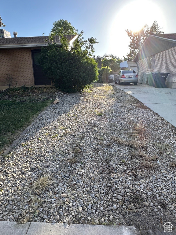 View of yard with driveway