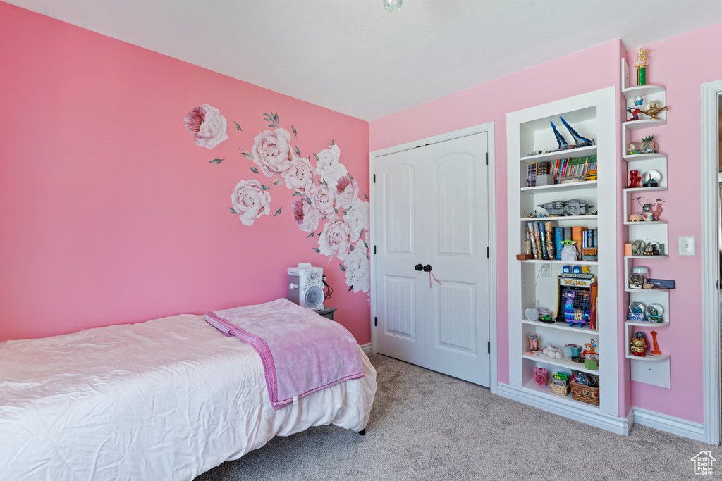 Bedroom with carpet flooring, a closet, and baseboards