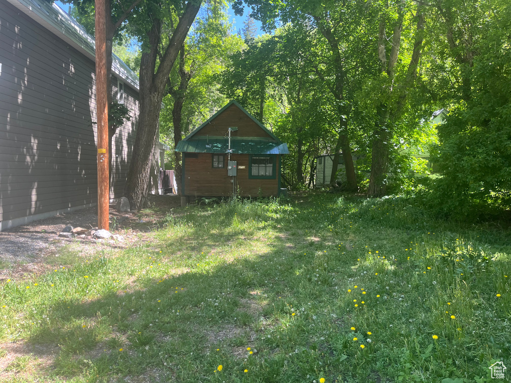 View of yard with an outbuilding