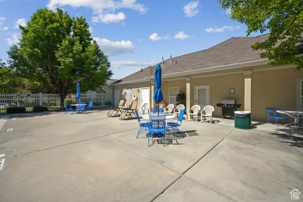 View of patio / terrace with area for grilling