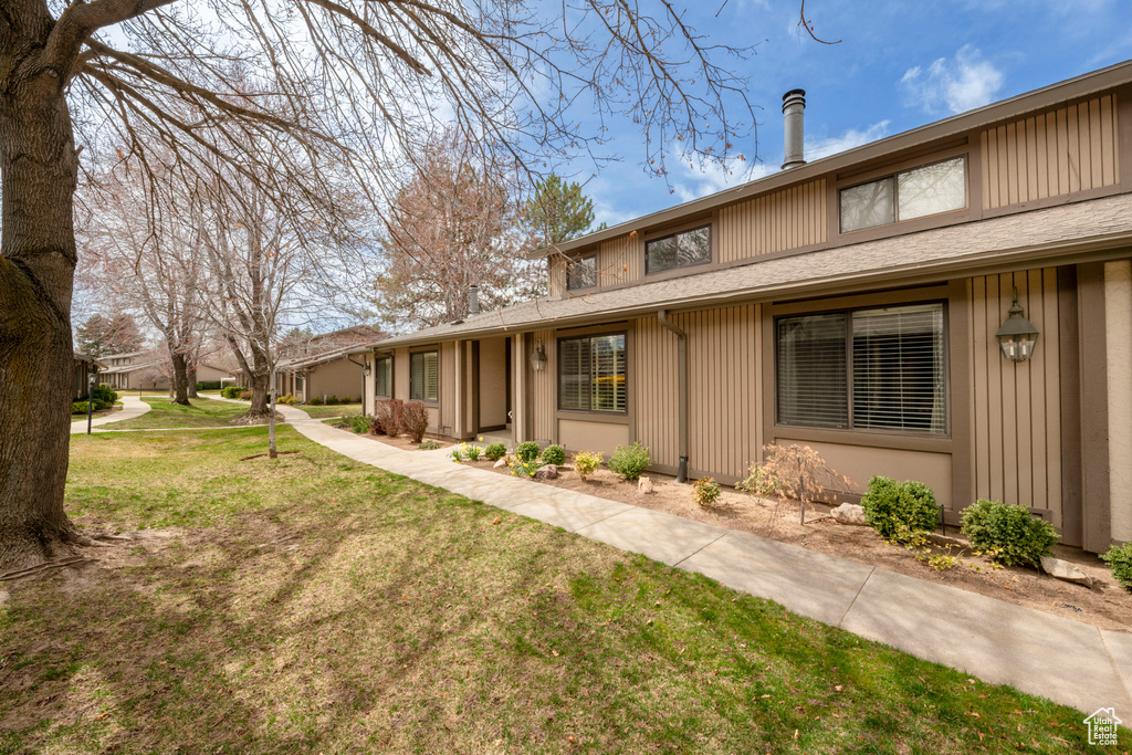 View of front of house with a front lawn