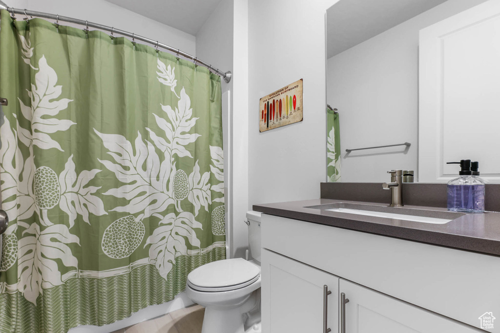 Full bath with vanity, toilet, and a shower with curtain