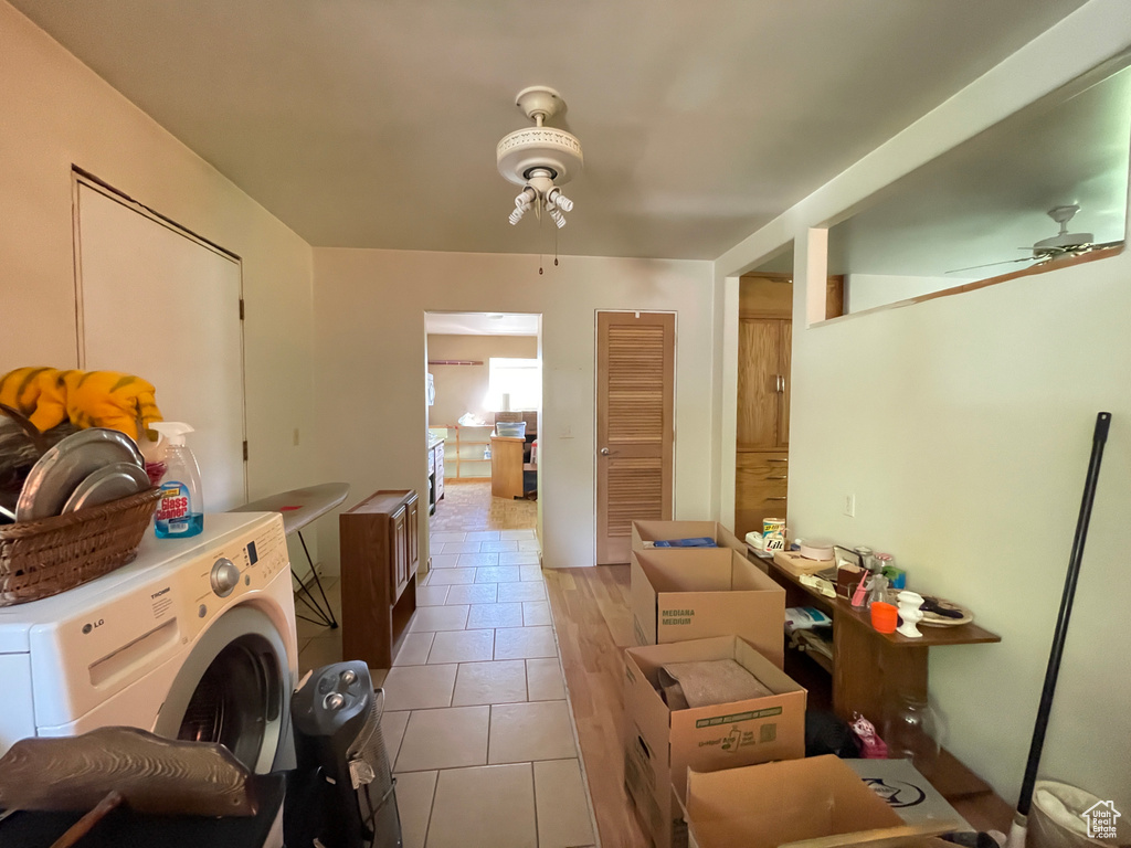 Laundry room with washer / clothes dryer, a ceiling fan, and tile patterned floors