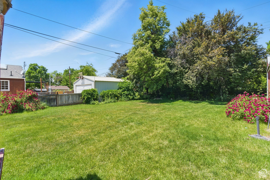 View of yard featuring an outdoor structure