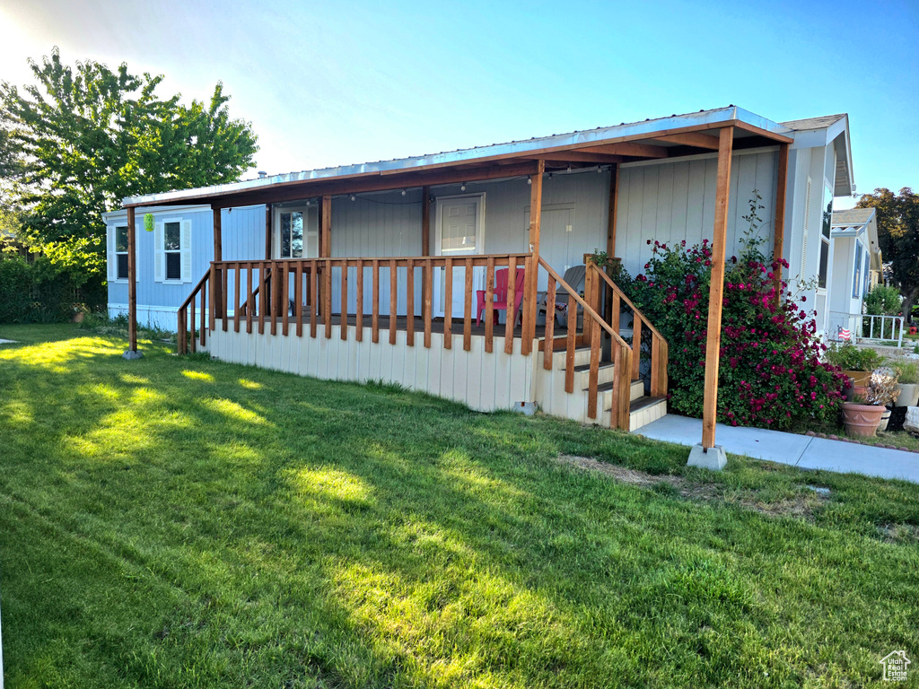 Manufactured / mobile home with a front lawn