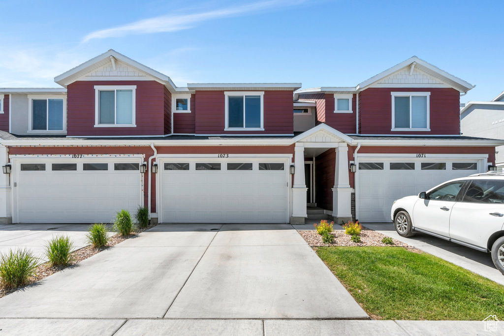 View of front of house with an attached garage and driveway