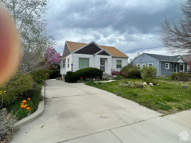 Bungalow featuring concrete driveway