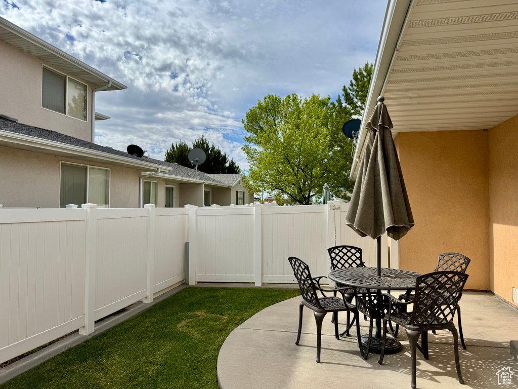 View of patio / terrace with outdoor dining space