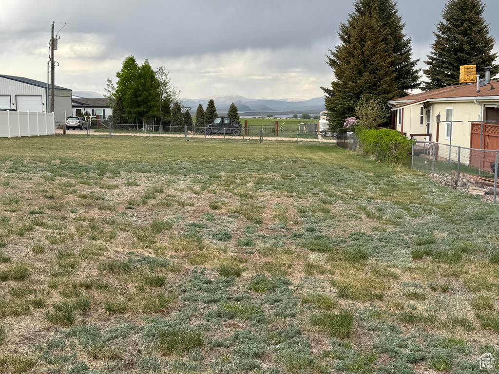 View of yard featuring a mountain view