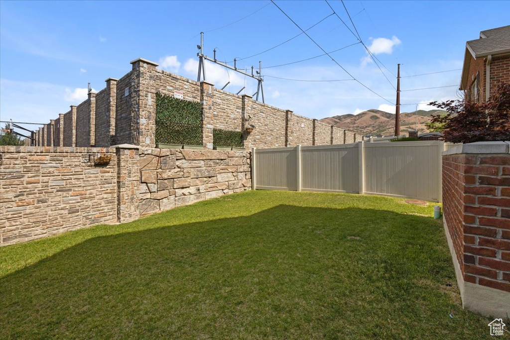 View of yard featuring a mountain view