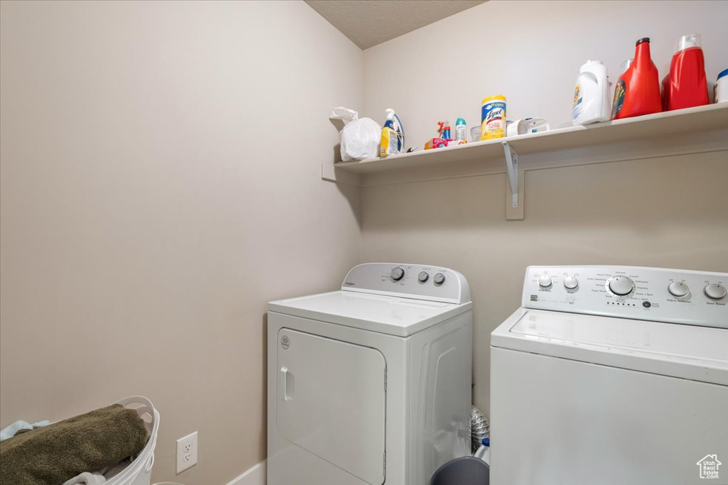 Washroom with independent washer and dryer and baseboards